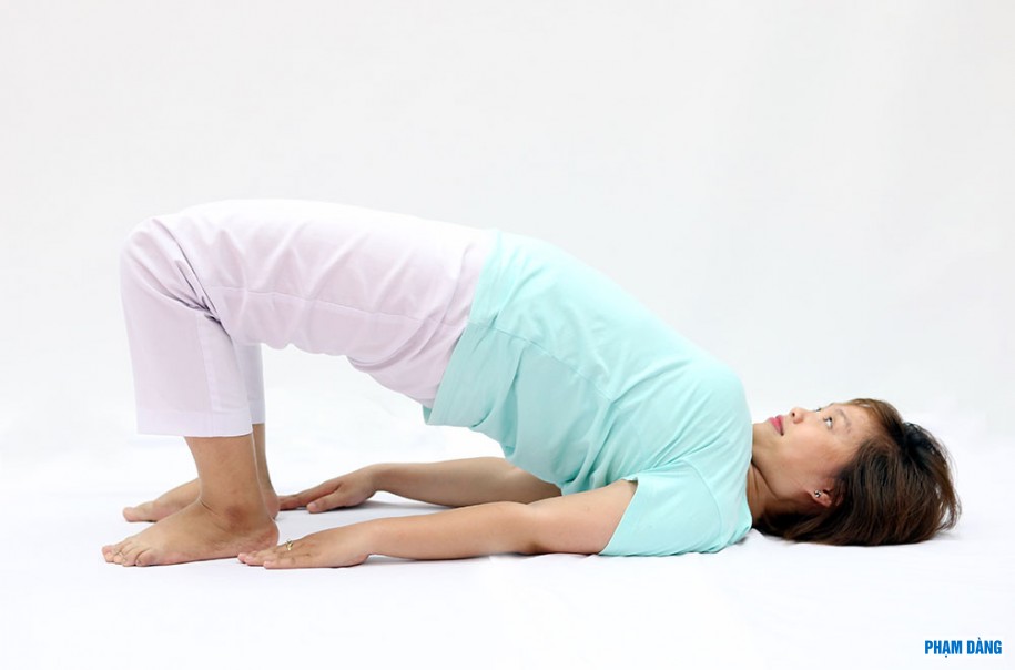 21-cac-bai-tap-yoga-tri-dau-day-than-kinh-toa-3.jpg